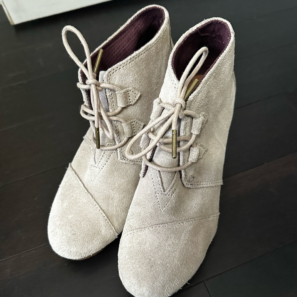 Women’s size 9.5 Tom’s suede wedge bootie
